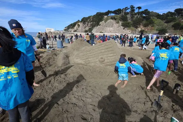 10-15-2022: San Francisco, California: San Francisco 'da SandKastle turnuvası. Takımlar halinde kum heykeli yapan insanlar