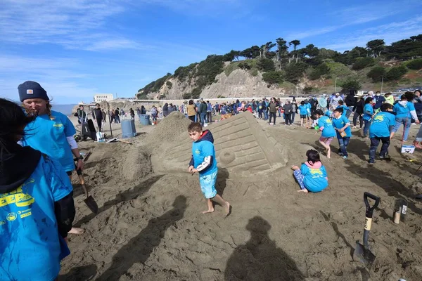 10-15-2022: San Francisco, California: San Francisco 'da SandKastle turnuvası. Takımlar halinde kum heykeli yapan insanlar