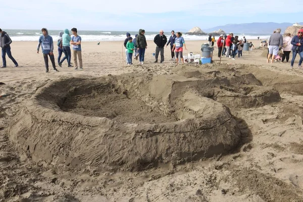 10-15-2022: San Francisco, California: San Francisco 'da SandKastle turnuvası. Takımlar halinde kum heykeli yapan insanlar