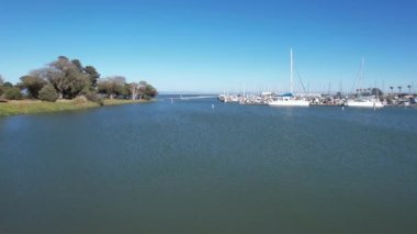 Brisbane, California 'daki Oyster Point' teki marina üzerinde uçuyor.