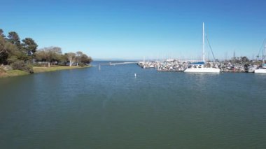 Brisbane, California 'daki Oyster Point' teki marina üzerinde uçuyor.