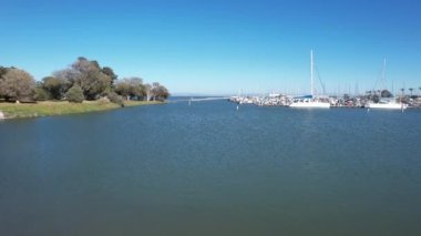 Brisbane, California 'daki Oyster Point' teki marina üzerinde uçuyor.