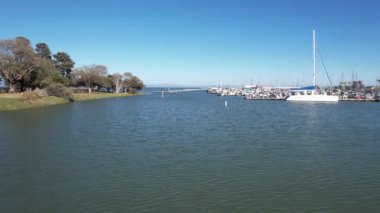 Brisbane, California 'daki Oyster Point' teki marina üzerinde uçuyor.