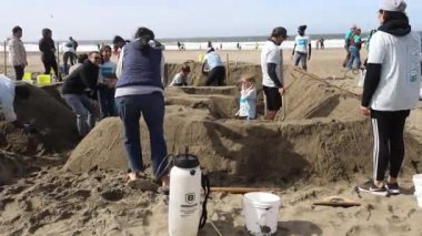 Ekim 2022: San Francisco California: SandKastle turnuvası. Bir grup insan en iyi kum heykelini yapmak için yarışıyor.