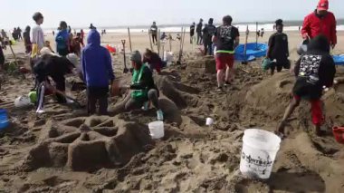 Ekim 2022: San Francisco California: SandKastle turnuvası. Bir grup insan en iyi kum heykelini yapmak için yarışıyor.