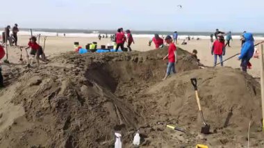 Ekim 2022: San Francisco California: SandKastle turnuvası. Bir grup insan en iyi kum heykelini yapmak için yarışıyor.