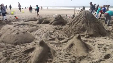 Ekim 2022: San Francisco California: SandKastle turnuvası. Bir grup insan en iyi kum heykelini yapmak için yarışıyor.