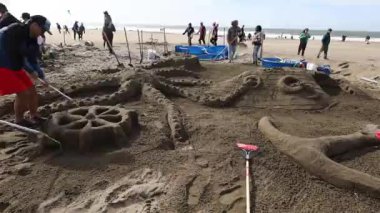 Ekim 2022: San Francisco California: SandKastle turnuvası. Bir grup insan en iyi kum heykelini yapmak için yarışıyor.