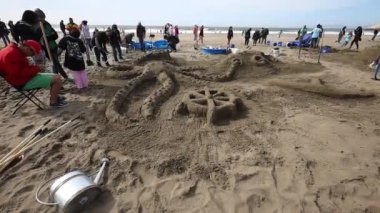 Ekim 2022: San Francisco California: SandKastle turnuvası. Bir grup insan en iyi kum heykelini yapmak için yarışıyor.