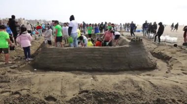 Ekim 2022: San Francisco California: SandKastle turnuvası. Bir grup insan en iyi kum heykelini yapmak için yarışıyor.