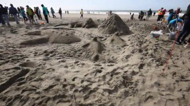 Ekim 2022: San Francisco California: SandKastle turnuvası. Bir grup insan en iyi kum heykelini yapmak için yarışıyor.