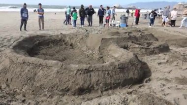 Ekim 2022: San Francisco California: SandKastle turnuvası. Bir grup insan en iyi kum heykelini yapmak için yarışıyor.