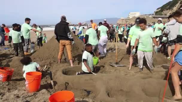 October 2022 San Francisco California Sandkastle Tournament Groups People Compete — Stock Video
