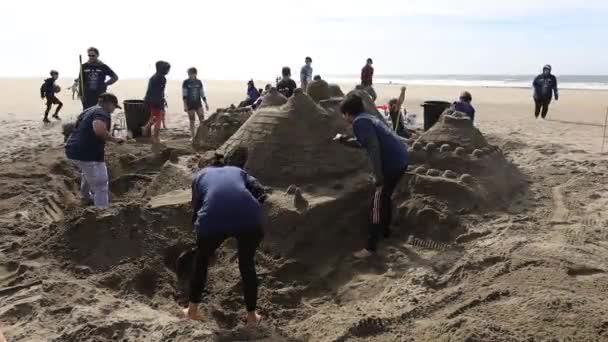 2022年10月 旧金山 Sandkastle锦标赛 成群结队的人争相建造最好的沙坑 — 图库视频影像