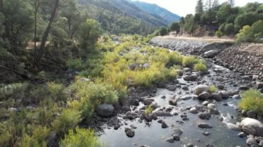 Yosemite Ulusal Parkı 'nın dışındaki Merced Nehri üzerinde uçuyor.