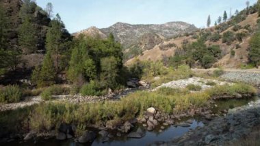Yosemite Ulusal Parkı 'nın dışındaki Merced Nehri üzerinde uçuyor.