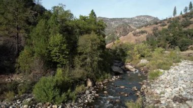 Yosemite Ulusal Parkı 'nın dışındaki Merced Nehri üzerinde uçuyor.