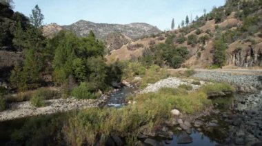Yosemite Ulusal Parkı 'nın dışındaki Merced Nehri üzerinde uçuyor.