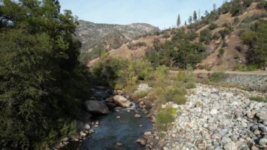 Yosemite Ulusal Parkı 'nın dışındaki Merced Nehri üzerinde uçuyor.