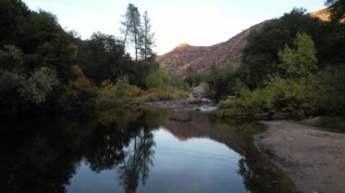 Yosemite Ulusal Parkı 'nın dışındaki Merced Nehri üzerinde uçuyor.