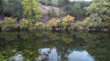 Yosemite Ulusal Parkı 'nın dışındaki Merced Nehri üzerinde uçuyor.