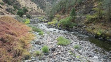 Yosemite Ulusal Parkı 'nın dışındaki Merced Nehri üzerinde uçuyor.