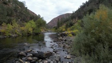 Yosemite Ulusal Parkı 'nın dışındaki Merced Nehri üzerinde uçuyor.