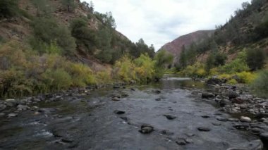 Yosemite Ulusal Parkı 'nın dışındaki Merced Nehri üzerinde uçuyor.