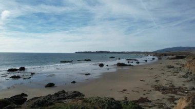 San Simeon California 'da plajların, bataklıkların ve okyanusların üzerinde uçuyor.