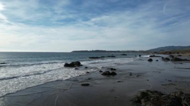 San Simeon California 'da plajların, bataklıkların ve okyanusların üzerinde uçuyor.