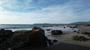 San Simeon California 'da plajların, bataklıkların ve okyanusların üzerinde uçuyor.