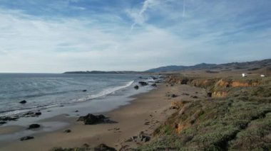 San Simeon California 'da plajların, bataklıkların ve okyanusların üzerinde uçuyor.