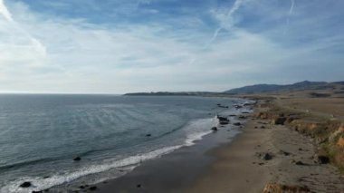 San Simeon California 'da plajların, bataklıkların ve okyanusların üzerinde uçuyor.