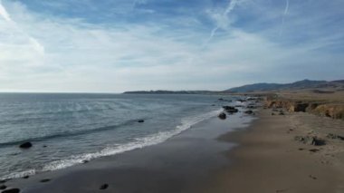 San Simeon California 'da plajların, bataklıkların ve okyanusların üzerinde uçuyor.