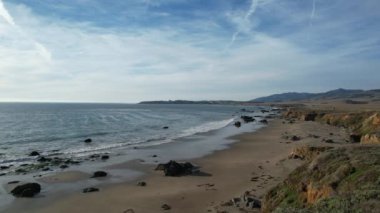 San Simeon California 'da plajların, bataklıkların ve okyanusların üzerinde uçuyor.