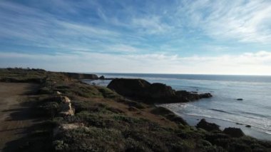 San Simeon California 'da plajların, bataklıkların ve okyanusların üzerinde uçuyor.