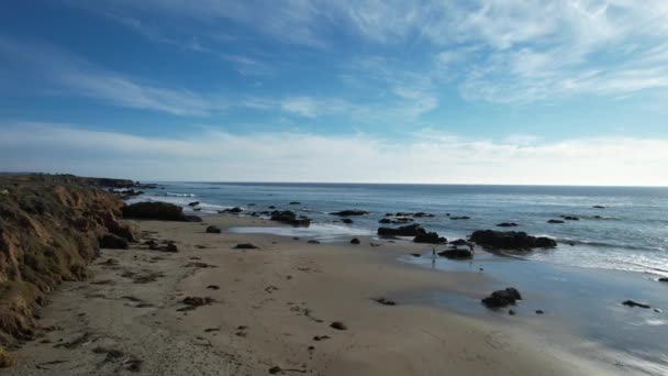サンシメオンカリフォルニアのビーチ 海を飛び越える — ストック動画
