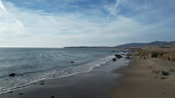 Sobrevolando Playas Pantanos Océanos San Simeón California — Vídeo de stock