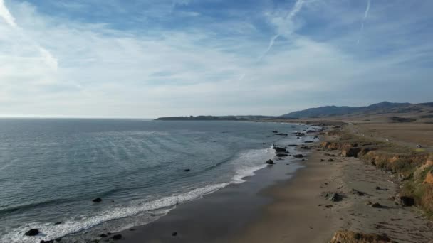 Літаючи Над Пляжами Болотами Океаном Сан Симеоні Каліфорнія — стокове відео