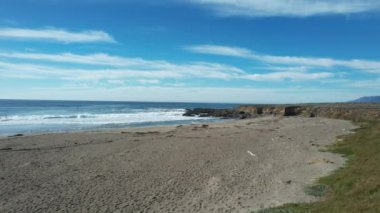 San Simeon California 'da plajların, bataklıkların ve okyanusların üzerinde uçuyor.