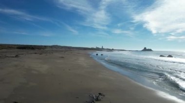 Piedra Blanca 'daki deniz feneri ve plajlar, San Simeon, California