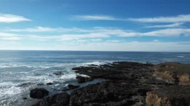 San Simeon California 'da plajların, bataklıkların ve okyanusların üzerinde uçuyor.