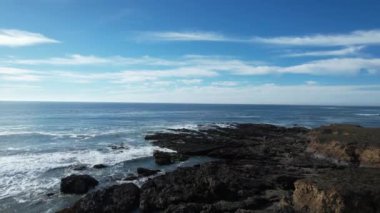 San Simeon California 'da plajların, bataklıkların ve okyanusların üzerinde uçuyor.
