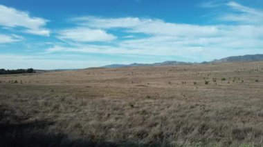 San Simeon Eyalet Parkı üzerinde uçuyor.