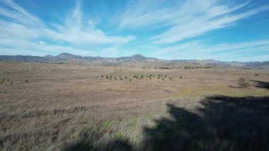 San Simeon Eyalet Parkı üzerinde uçuyor.