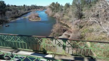 Oroville California yakınlarındaki Feather nehrinin üzerinde uçuyor.