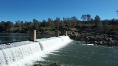 Tüylü nehirde Oroville Barajı, Kaliforniya