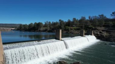 Tüylü nehirde Oroville Barajı, Kaliforniya