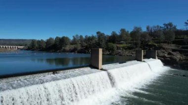 Tüylü nehirde Oroville Barajı, Kaliforniya