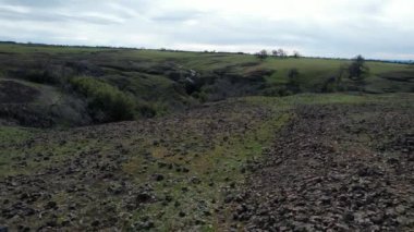 Oroville California yakınlarındaki Masa Dağı 'nın üzerinden uçuyor.